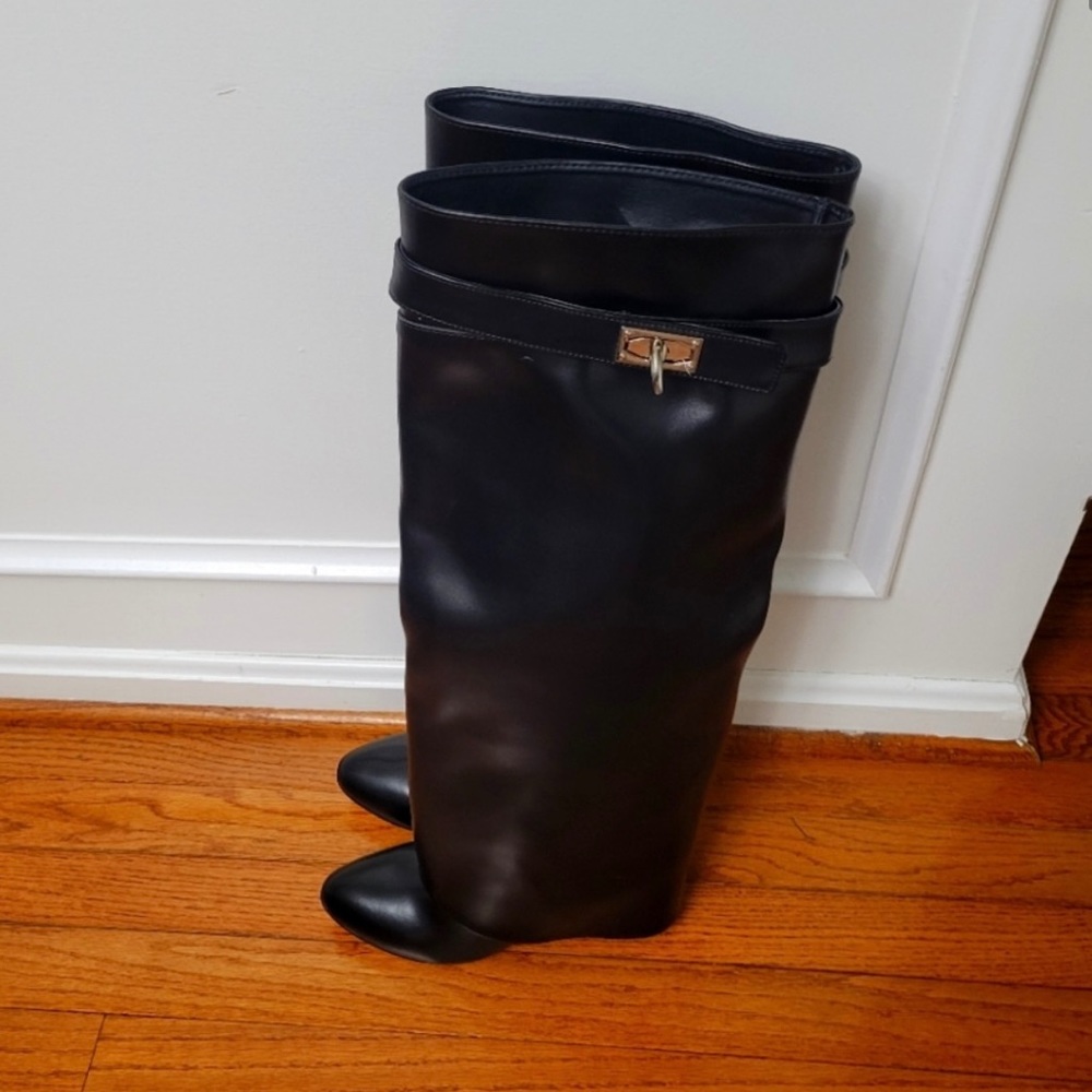 Shark lock boots size 9